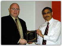 Dennis Brophy receives leadership award from Shishpal Rawat